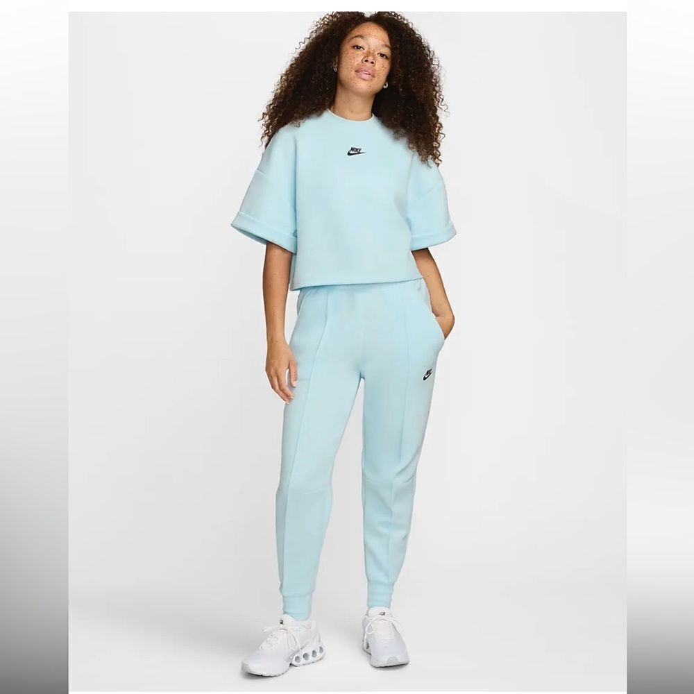 Nike Sportswear Tech Fleece
Women's Oversized Short-Sleeve Cropped Top! - Picture 6 of 13